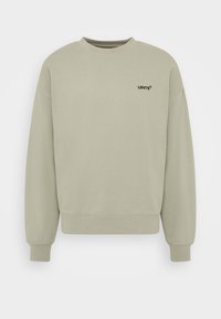 Sudadera beige de manga larga de Levi's con cuello redondo, puños acanalados y pequeño logo negro de Levi's en el pecho izquierdo.