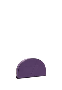 Lila Leder Geldbörse in runder Form, mit minimalistischer geometrischer Steppnaht und einem Reißverschluss entlang der oberen Kante.