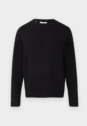 Černý pletený svetr s kulatým výstřihem, dlouhými rukávy a volným střihem. Hladká textura, minimalistický design, žádné vzory ani ozdoby.
