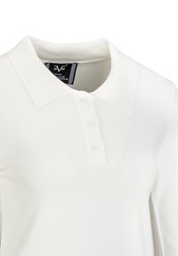 Weißes Polohemd mit klassischem Kragen, ausgestattet mit einer Drei-Knopf-Leiste, geripptem Design und einem gestickten Logoetikett im Kragen.