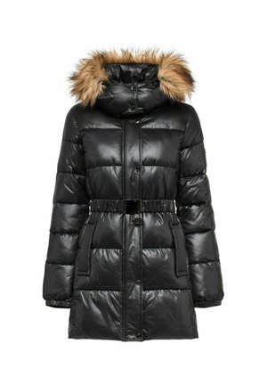 Czarny błyszczący pikowany płaszcz zimowy z kapturem wykończonym futrem, z przodem zapinanym na guziki, paskiem w talii i kieszeniami po bokach.