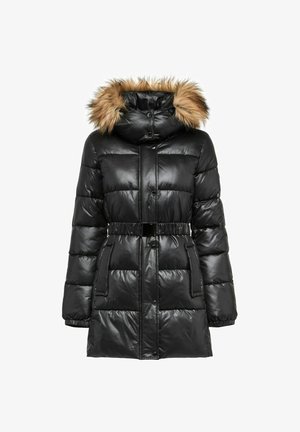 Czarny błyszczący pikowany płaszcz zimowy z kapturem wykończonym futrem, z przodem zapinanym na guziki, paskiem w talii i kieszeniami po bokach.