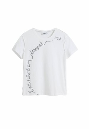 Fehér pamut póló kerek nyakkivágással és rövid ujjakkal. Fekete, írott betűkkel készült felirat: "szeresd, aki vagyok" és "büszke vagyok a különbözőségemre."