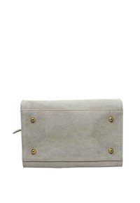 Šedá semišová peněženka s plochým designem, s mosaznými kovovými doplňky na přední straně a jednoduchým zavazovacím zapínáním. Čistý a minimalistický vzhled.