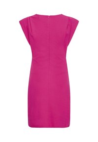 Robe rose vif sans manches avec une fermeture éclair au dos, coupe droite et plis aux épaules, présentée sur un fond blanc.