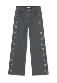 Jeans de tiro ancho en gris oscuro con ojales metálicos que corren verticalmente a lo largo de los costados exteriores de cada pierna, bolsillos frontales y cierre de botón.