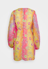 Vestido floral colorido com impressão apresentando um degradê de tons de rosa, laranja e amarelo, com mangas compridas e um corte relaxado. Detalhe de fecho na parte de trás visível.