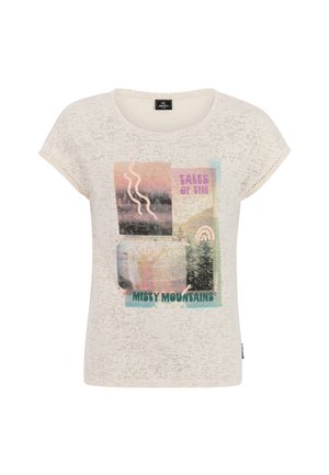 Wit T-shirt met korte mouwen, bedrukt met een afbeelding van mistige bergen en de tekst "Tales of the Misty Mountains" in pastelkleuren.