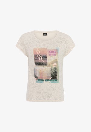 Wit T-shirt met korte mouwen, bedrukt met een afbeelding van mistige bergen en de tekst "Tales of the Misty Mountains" in pastelkleuren.