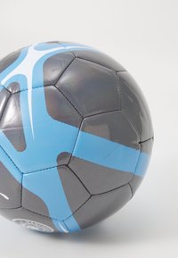 Čierno-modrá futbalová lopta s textúrovaným povrchom, s geometrickým vzorom a výrazným logom v dolnej časti.