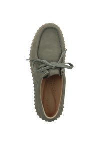 Scarpa grigia in suede con punta tonda, design stringato e suola in gomma testurizzata. L'interno presenta perforazioni e una soletta con marchio.