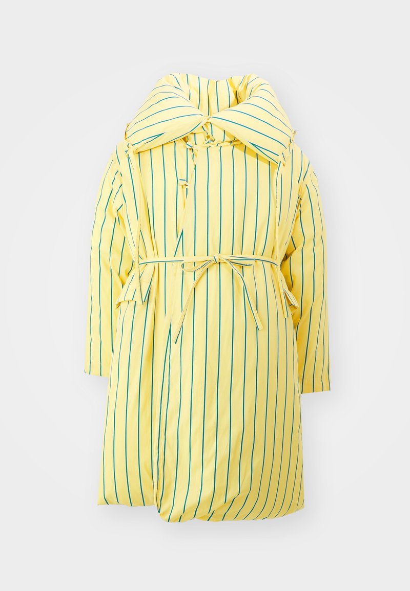 Impermeable amarillo a rayas con un amplio cuello, mangas largas, cintura ajustada y cierre con lazo; presenta rayas verticales turquesas.