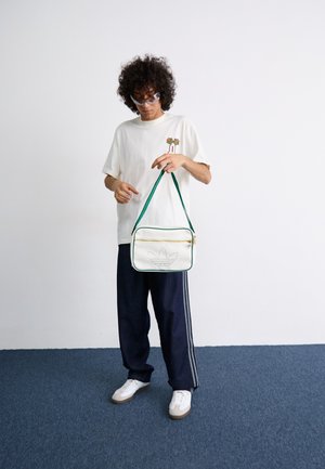 Uvrstitev 5: adidas Originals - Široke kavbojke