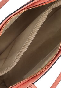 Borsa color pesche con esterno testurizzato, chiusura con zip e fodera interna color beige; presenta un compartimento e una tasca con zip.