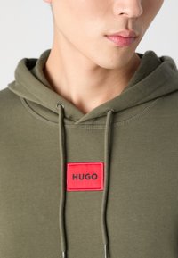 HUGO DARATSCHI - Kapucni - dark beige