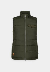 Zeleni puffa prsluk ima visoki ovratnik, prednji zatvarač, prsnu džep s gumbom i teksturiranu površinu. Logotip je na donjoj strani.