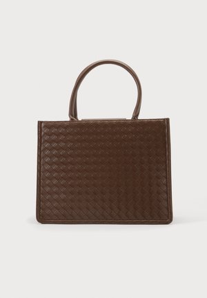 Sac à main en cuir marron avec un motif tissé et deux poignées arrondies, forme rectangulaire, sur un fond clair uni.