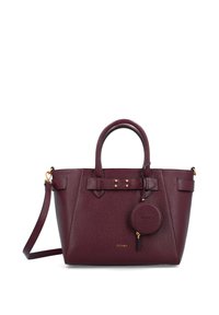 Bolso de mano de cuero burdeos con forma estructurada, dos asas y un charm redondo desmontable. Presenta detalles en tono dorado y un acabado texturizado.