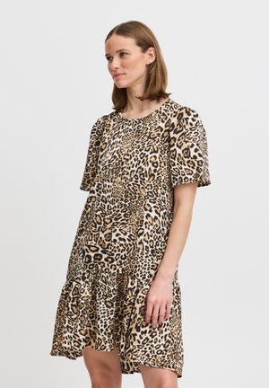 Robe à motif léopard en tissu léger, avec des manches courtes, un col rond et un ourlet en volants superposés. Palette de couleurs beige et noir.