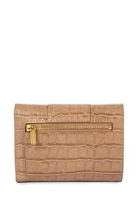Portafoglio in finta pelle color tan con una texture a coccodrillo, dotato di una tasca con zip dorata e dettagli di cucitura sottili. Forma rettangolare compatta.