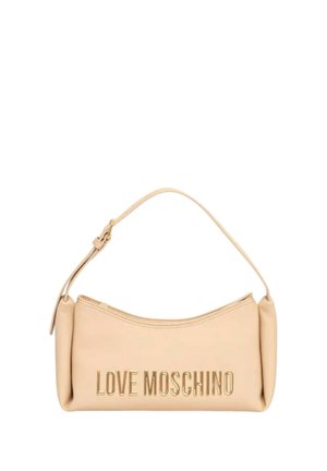 Borsa a tracolla beige con cinturino corto e scritta dorata "LOVE MOSCHINO" al centro davanti.