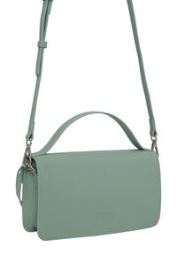 Borsa a tracolla verde menta realizzata in materiale sintetico liscio, con accessori in metallo argento, tracolla removibile e design rettangolare minimalista.