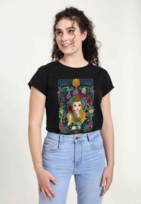 Sort T-shirt med et farverigt grafik af en karakter omgivet af roser og dekorative elementer. Stoffet er blødt med korte ærmer.