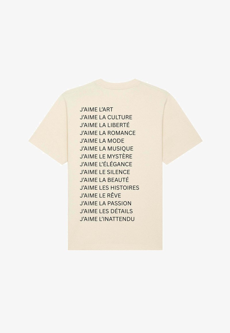 T-shirt beige à manches courtes avec un texte vertical en noir, listant diverses phrases commençant par "J'aime" en français.