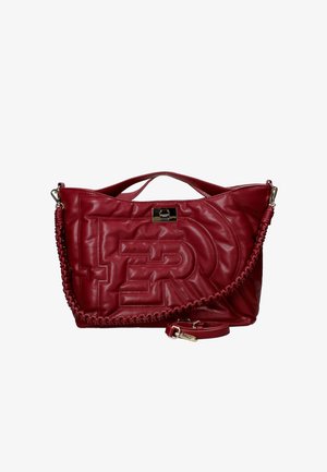 Borsa a tracolla rossa in pelle con motivo trapuntato e logo in rilievo, dotata di una tracolla a catena e di una piccola chiusura metallica. Texture liscia.