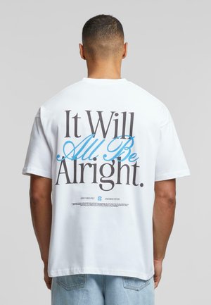 Weißes Baumwoll-T-Shirt mit großem, bedrucktem Text auf der Rückseite: "Es wird alles gut werden." Text in Schwarz und Blau mit zusätzlichen Druckdetails darunter.