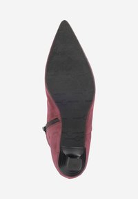 Bottine à talons hauts bordeaux avec un bout pointu, en daim texturé, fermeture éclair sur le côté, et une semelle en caoutchouc lisse avec un marquage.