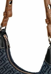 Bandoulière en cuir marron avec ferrures dorées, corps en tissu bleu foncé à motifs, et fermeture éclair avec accents métalliques.