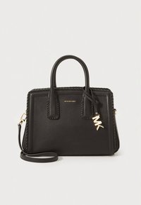 Mala de couro preta com alças duplas, ferragens douradas e detalhes entrelaçados. Apresenta uma alça de ombro destacável e um pendente com iniciais.