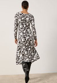 Taifun MIT SEITLICHEM RAFF-DETAIL - Freizeitkleid - offwhite gemustert