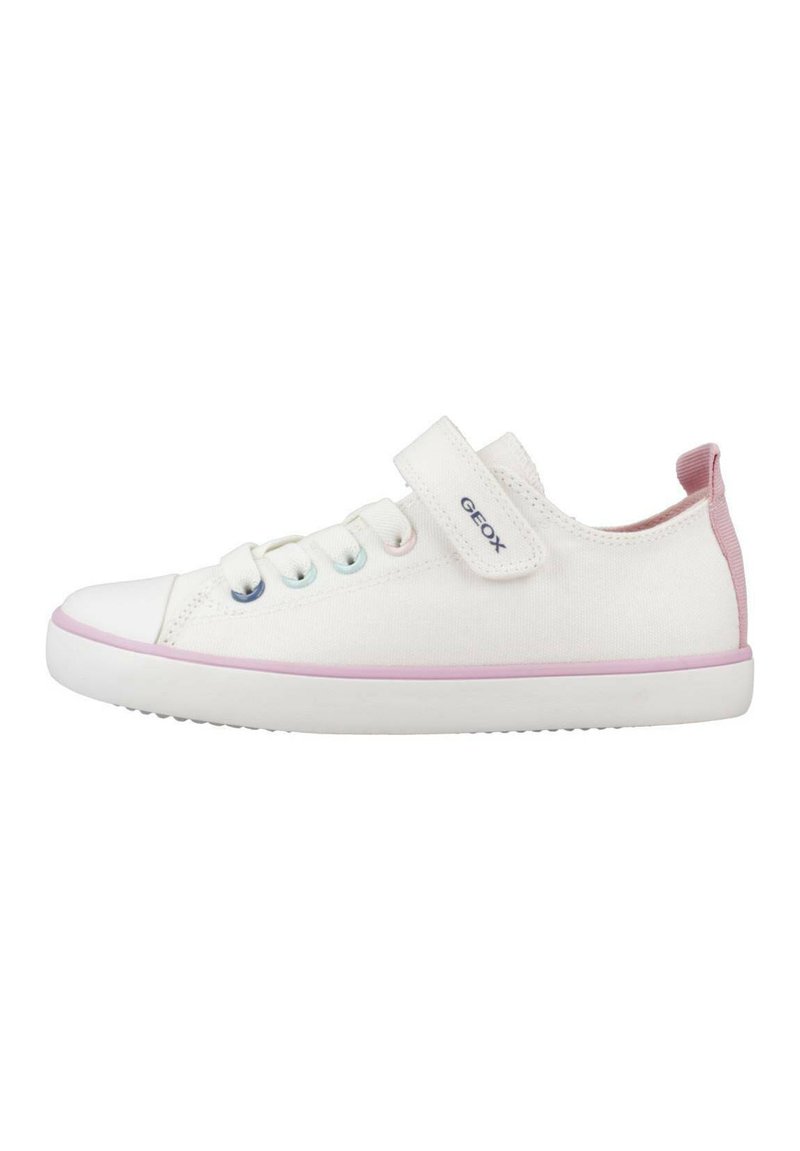 Weiße Segeltuch-Sneaker mit pinken Akzenten, ausgestattet mit einem Klettverschluss, runder Spitze und einer strukturierten Gummisohle. Geox-Logo an der Seite sichtbar.
