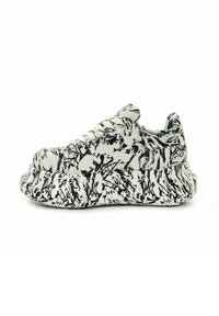 Masywne sneakersy z czarno-białym wzorem abstrakcyjnych plam farby i grubą, teksturowaną podeszwą, widziane z boku.