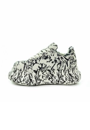 - Ankle boot