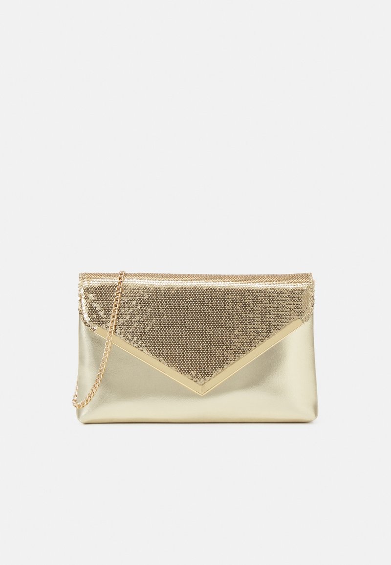 Pochette dorée brillante avec un rabat triangulaire en sequins et une fine chaîne dorée sur un fond clair.