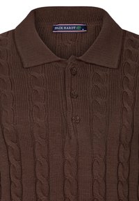 Brązowy dzianinowy polo z teksturowanym wzorem w warkocze, trzy guziki i klasyczny kołnierzyk. Metka z napisem "FELIX HARDY" w rozmiarze "M."