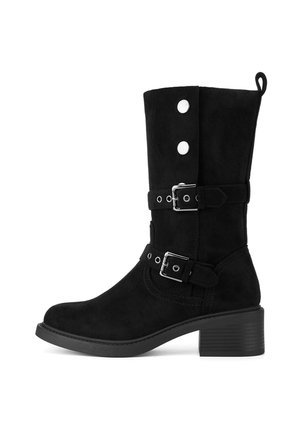 Schwarzer Wildleder-Stiefel mittlerer Schafthöhe mit zwei verstellbaren Schnallenriemen, silbernen Druckknöpfen am Schaft und einem gestapelten Blockabsatz.