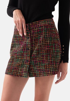 Tweed shorts met een multicolore patroon in tinten van zwart, groen, roze en oranje, versierd met zwarte knopen aan één kant.