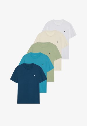 Fem kortärmade T-shirts i olika färger: marinblå, teal, ljusgrön, krämfärgad, vit. Varje T-shirt har en liten logotyp på bröstet.