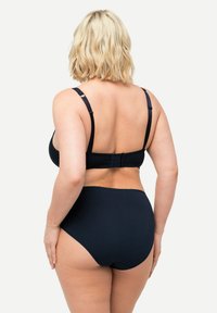 Mörkblå bh och högmidjade bikiniunderdelar gjorda av ett mjukt tyg, med justerbara remmar och en knäppning bak.