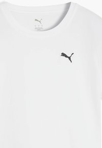 Witte katoenen t-shirt met een ronde hals, voorzien van een zwart Puma-logo op de linkerkant van de borst. Gladde textuur.