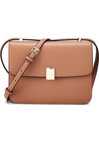 Brązowa skórzana torba na ramię o zarysowanym wzorze, prostokątnym kształcie, zapięciem na klamrę i regulowanym paskiem. Charakteryzuje się kontrastującym przeszyciem.