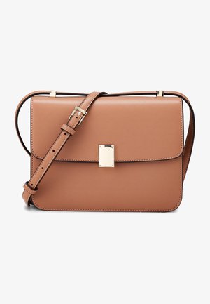 Borsa a spalla in pelle marrone con un design strutturato, forma rettangolare, chiusura a gancetto e tracolla regolabile. Presenta cucitura a contrasto.