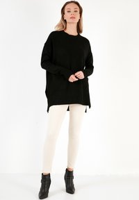 LELA Pulover - black