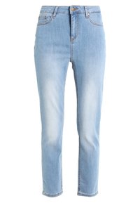 Jeans de denim azul claro con corte recto. Presentan cinco bolsillos, un botón superior y un ligero desteñido para un efecto usado.