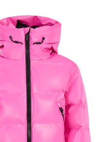 Rosa Daunenjacke mit hohem Kragen,Frontreißverschluss und Kordelzugdetails. Verfügt über eine gesteppten Textur und eine Seitentasche mit schwarzen Akzenten.
