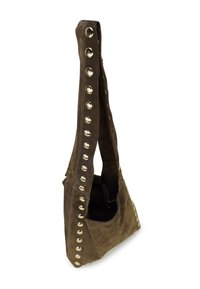 Braune Wildlederhandtasche mit einem lässigen Design, ausgestattet mit großen Metallnieten entlang einer Seite und einem breiten Schulterriemen zum Tragen.